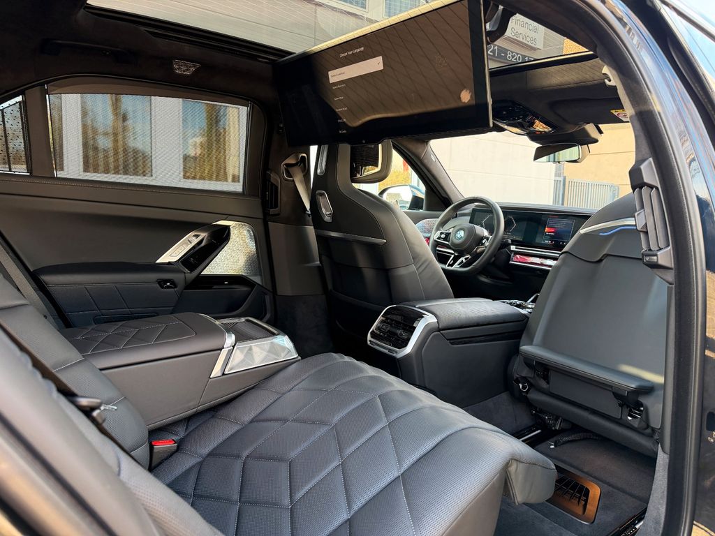 BMW 750 2023