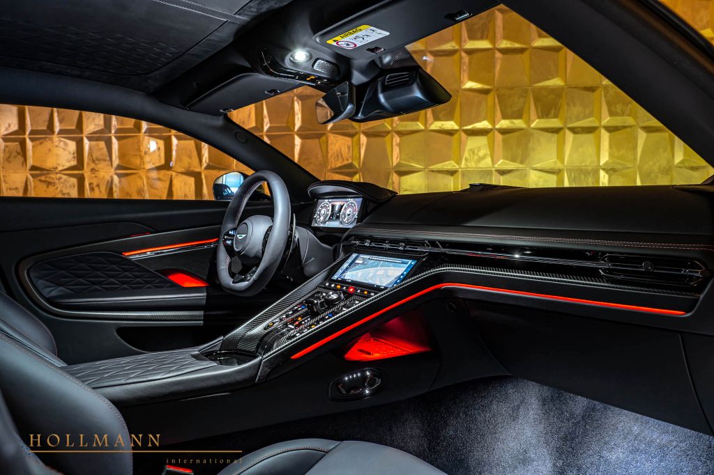 Aston Martin DB12 2024