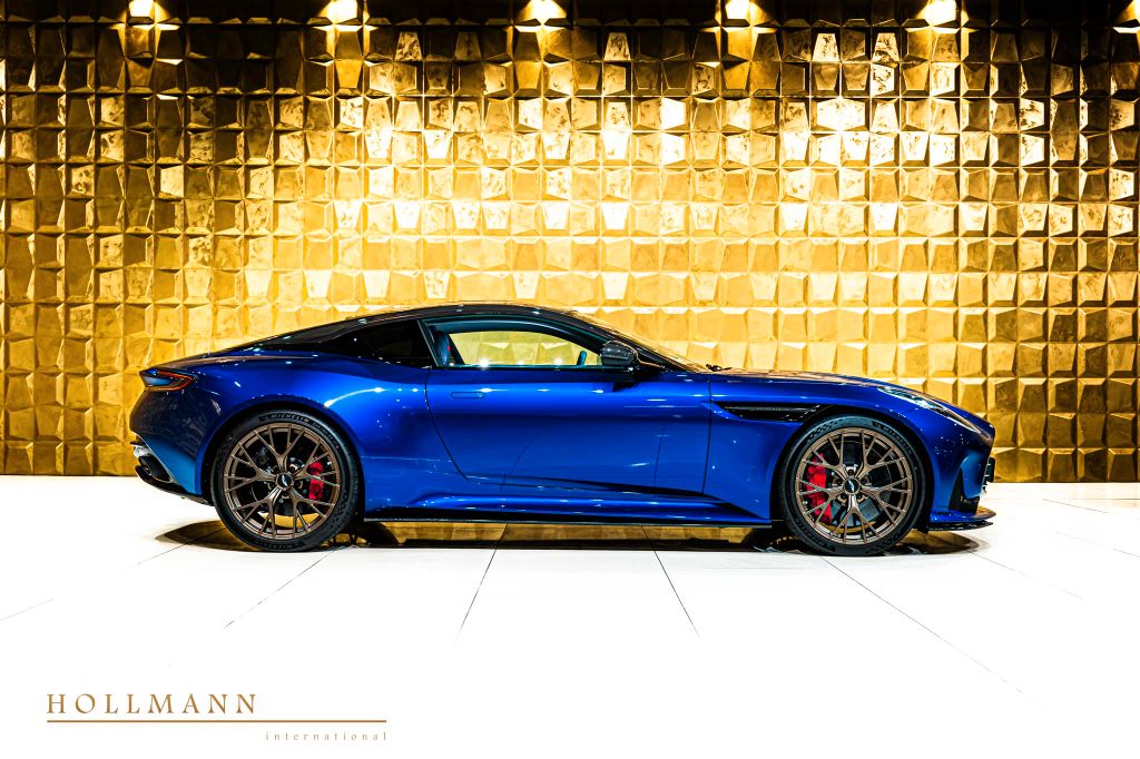Aston Martin DB12 2024