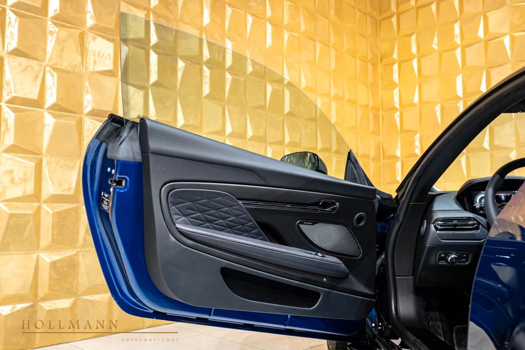 Aston Martin DB12 2024