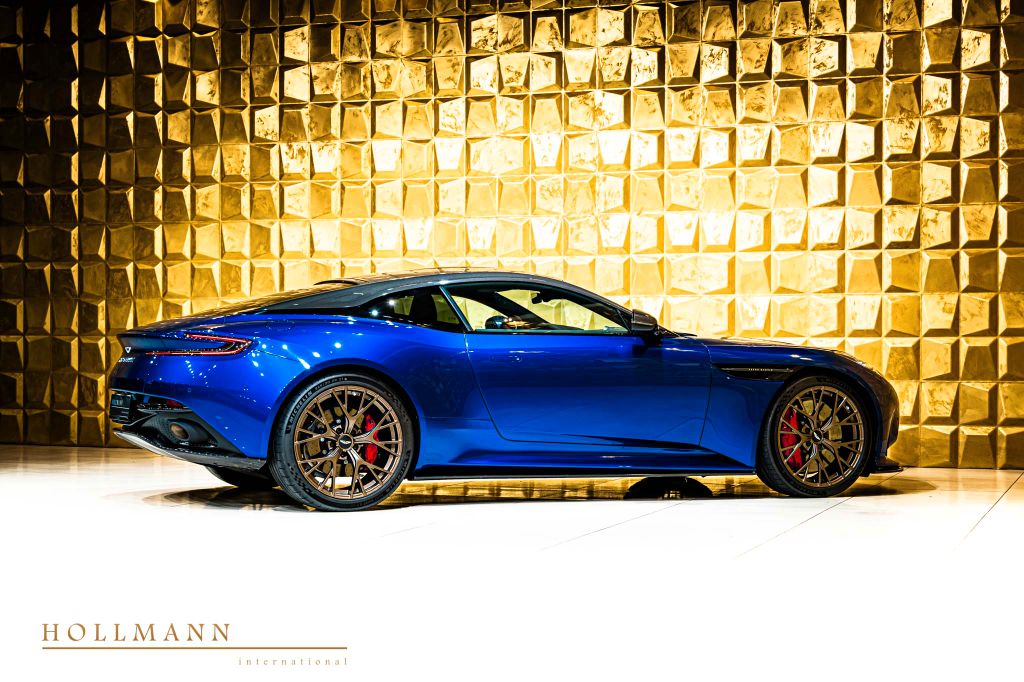 Aston Martin DB12 2024