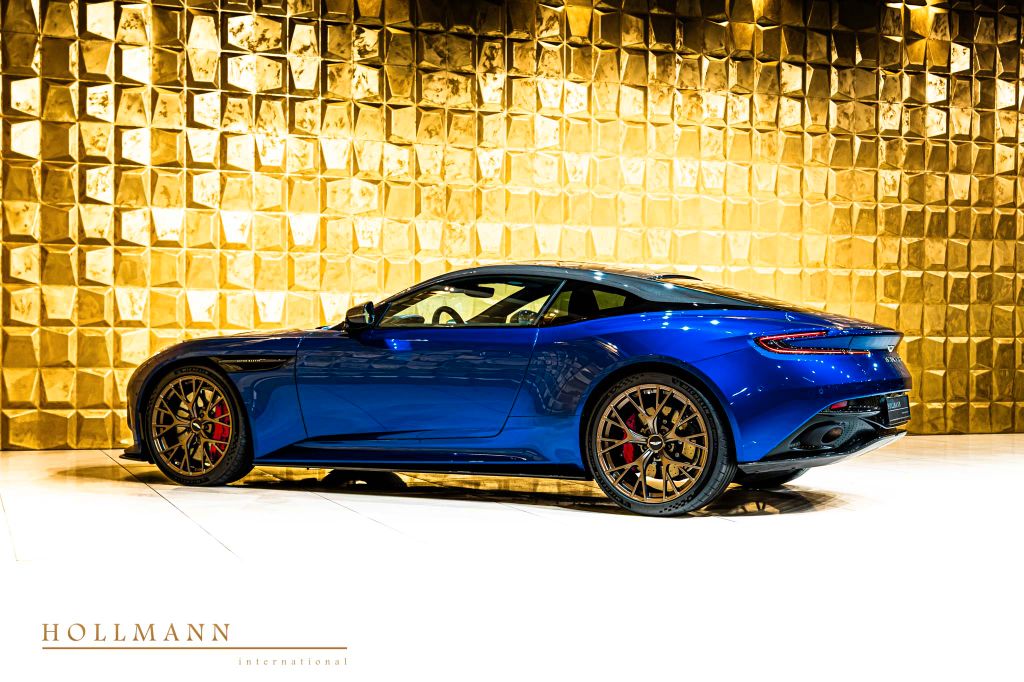 Aston Martin DB12 2024