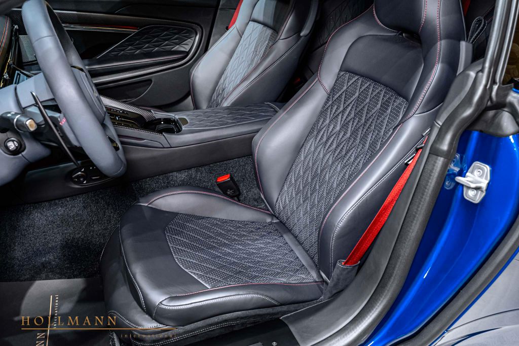 Aston Martin DB12 2024