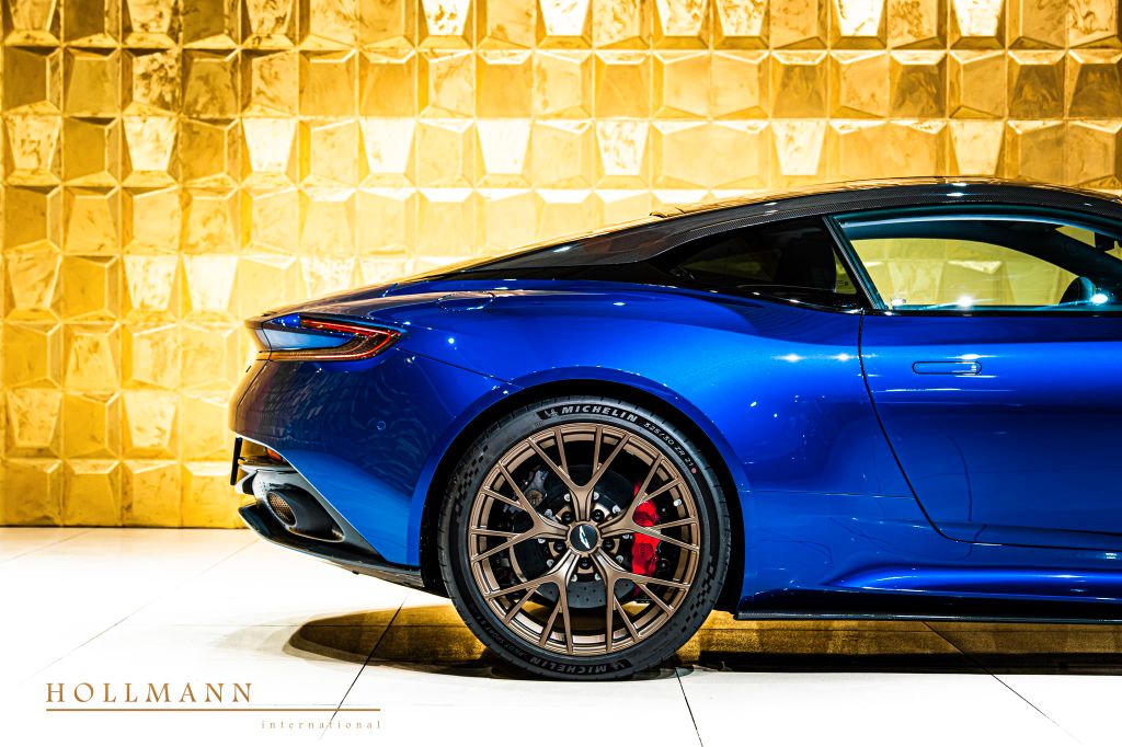 Aston Martin DB12 2024