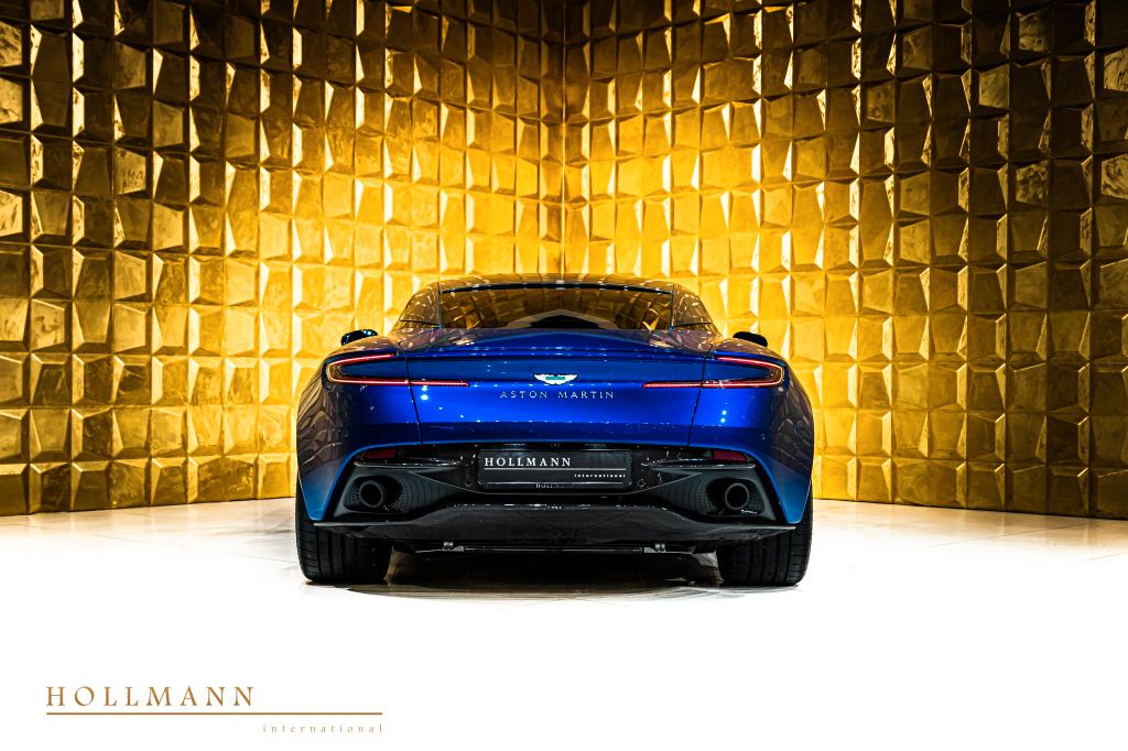Aston Martin DB12 2024