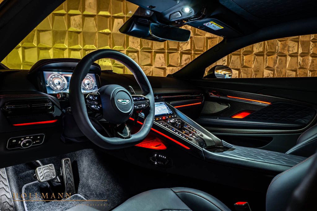 Aston Martin DB12 2024