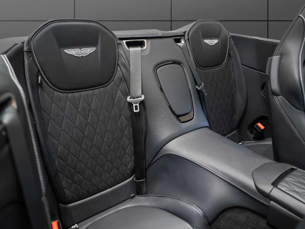 Aston Martin DB12 2026