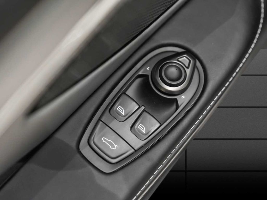 Aston Martin DB12 2026