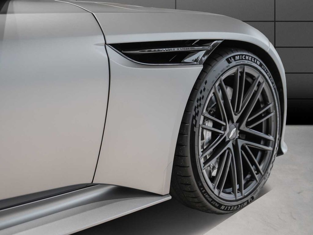 Aston Martin DB12 2026