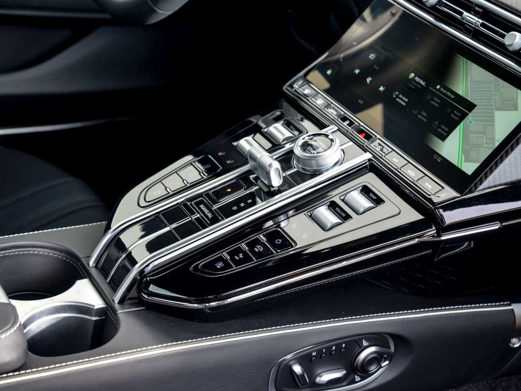 Aston Martin V8 Vantage 2026