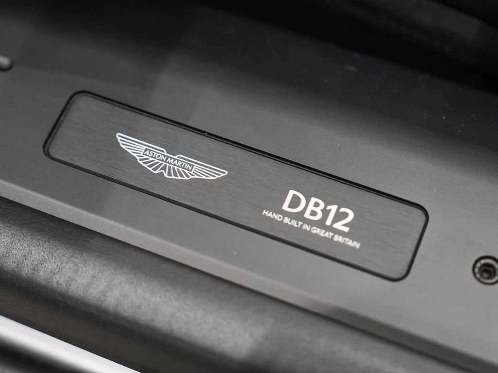 Aston Martin DB12 2026