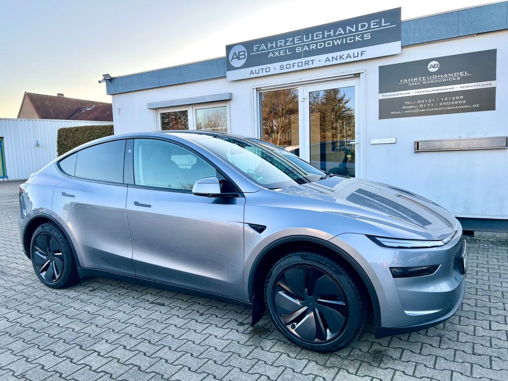 Tesla Model Y 2025