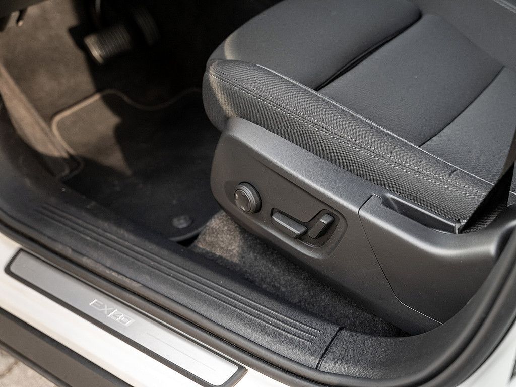 Volvo EX40 2025
