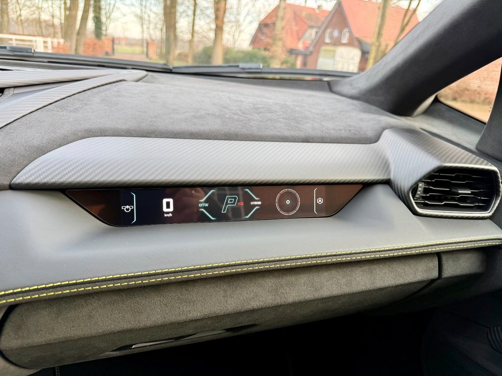 Lamborghini Revuelto 2025