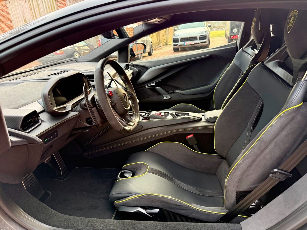 Lamborghini Revuelto 2025