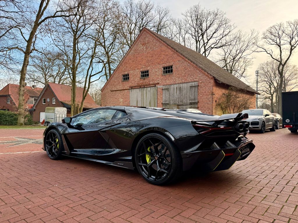 Lamborghini Revuelto 2025