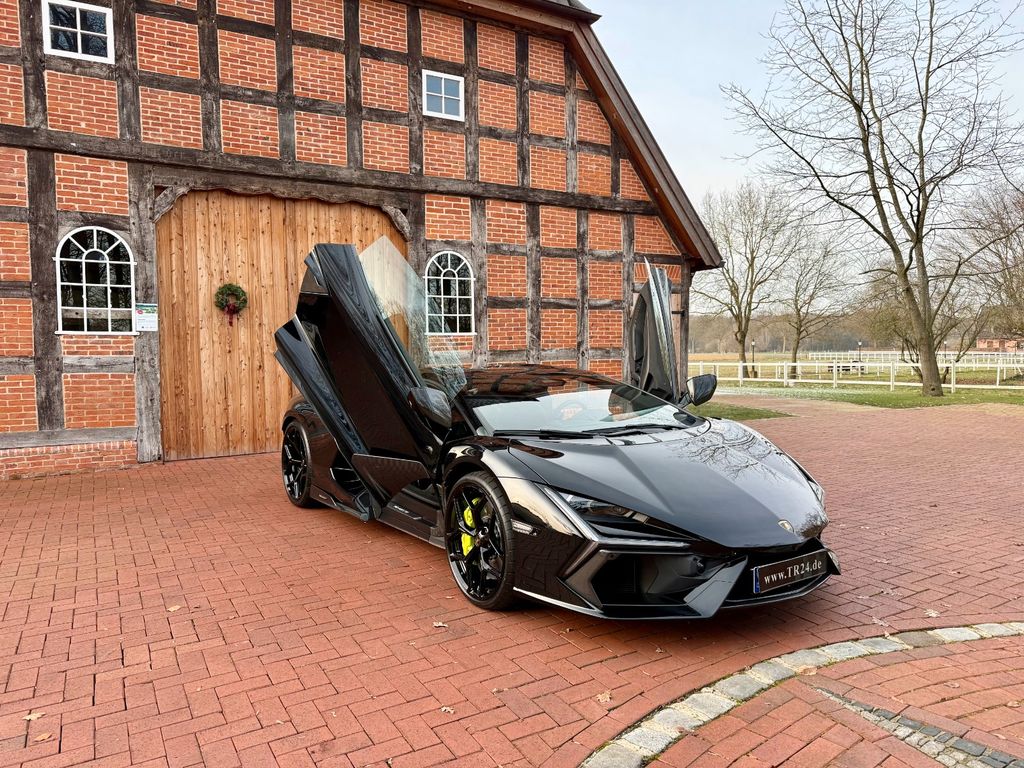 Lamborghini Revuelto 2025