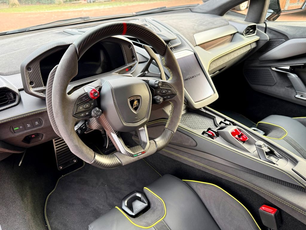 Lamborghini Revuelto 2025