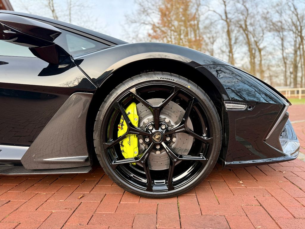 Lamborghini Revuelto 2025