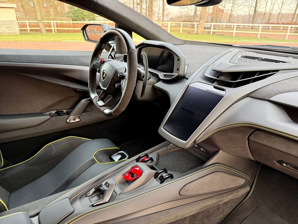 Lamborghini Revuelto 2025