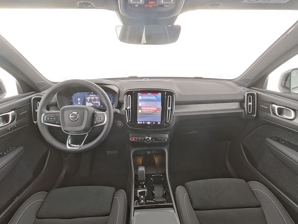 Volvo XC40 2025