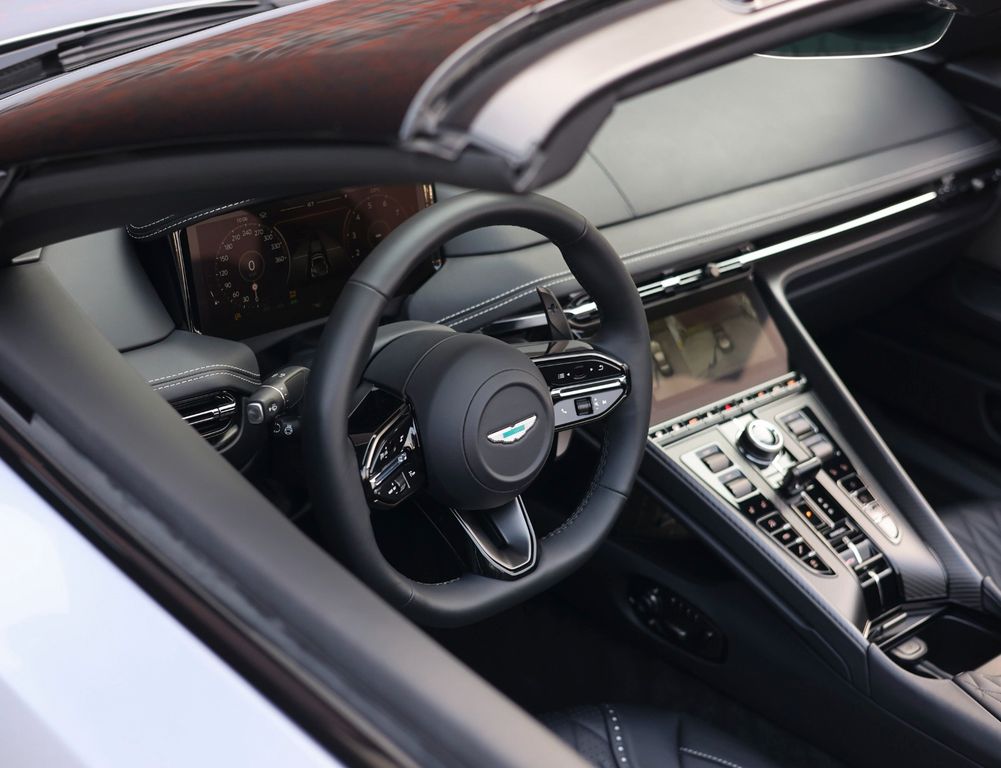 Aston Martin DB12 2024