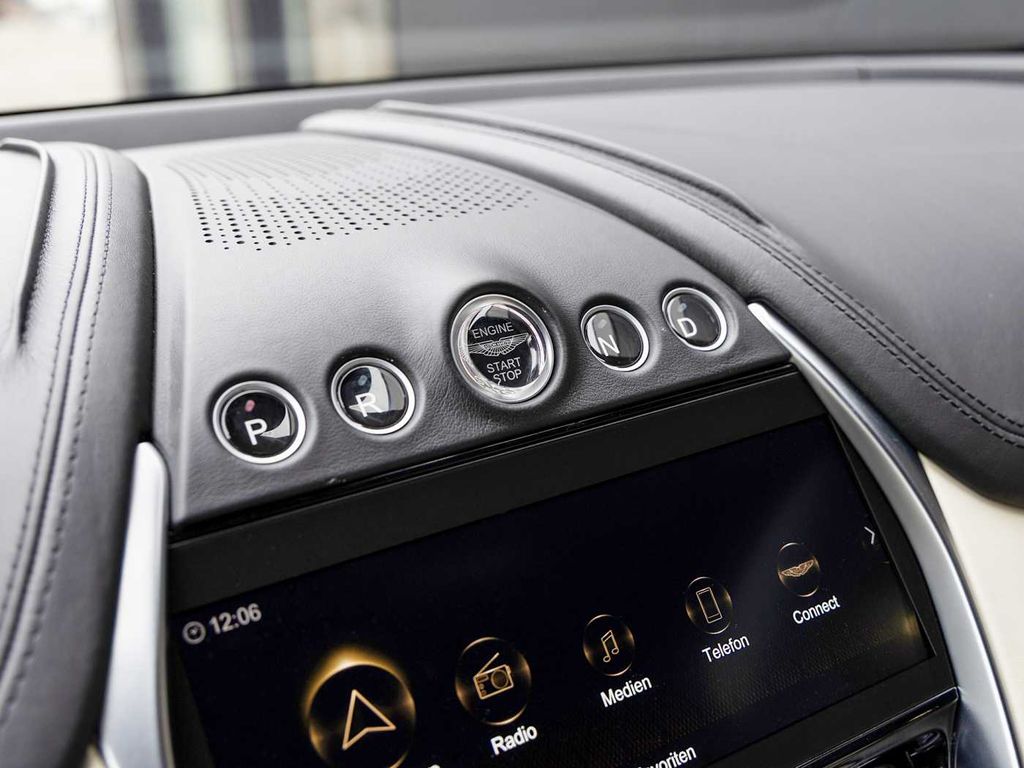 Aston Martin DBX 2021