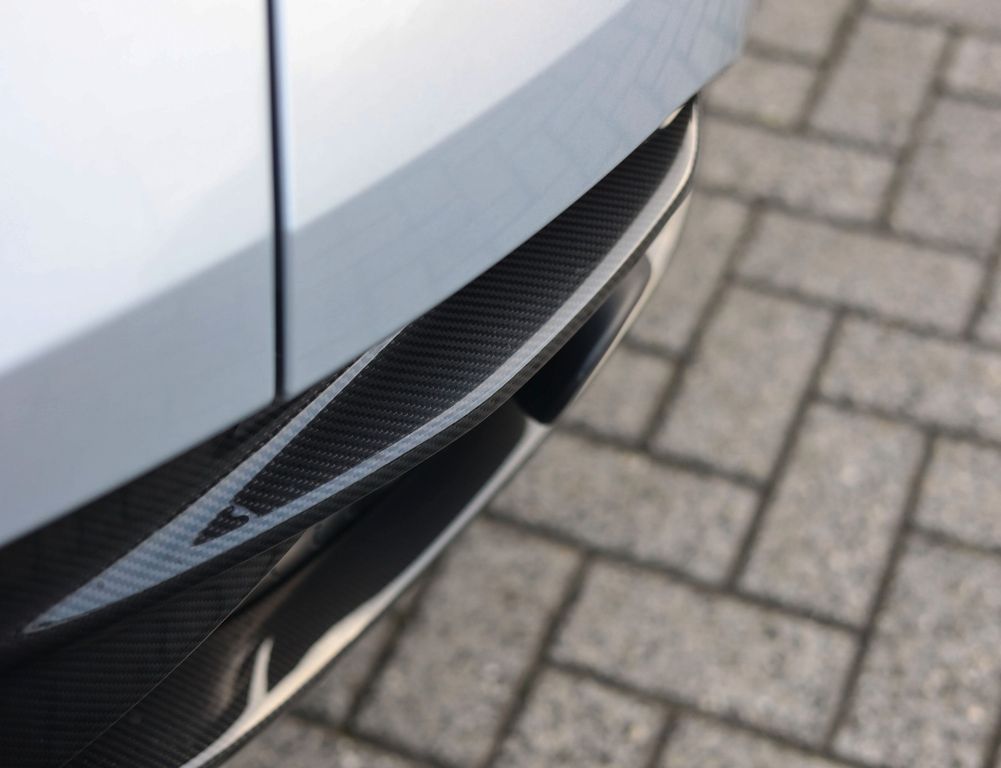 Aston Martin DB12 2024