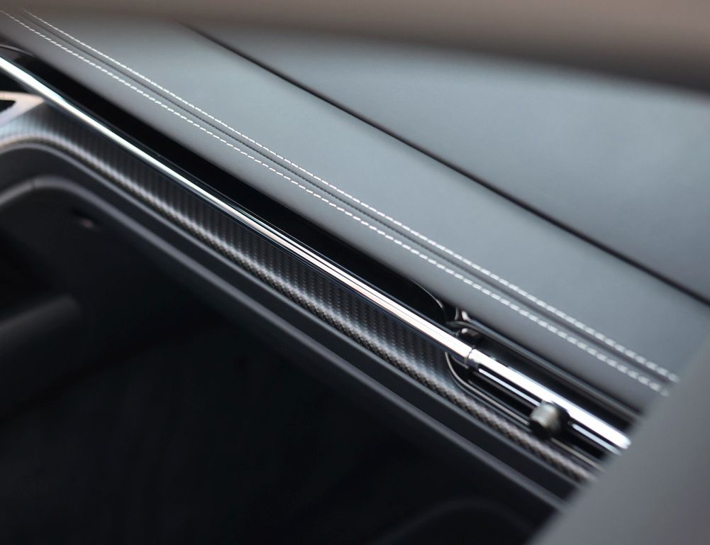 Aston Martin DB12 2024