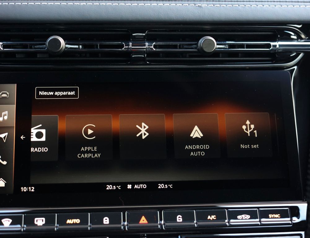 Aston Martin DB12 2024