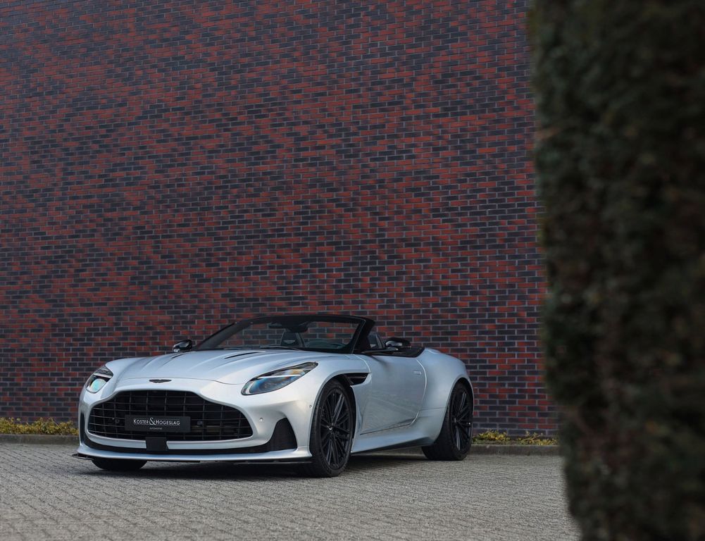 Aston Martin DB12 2024