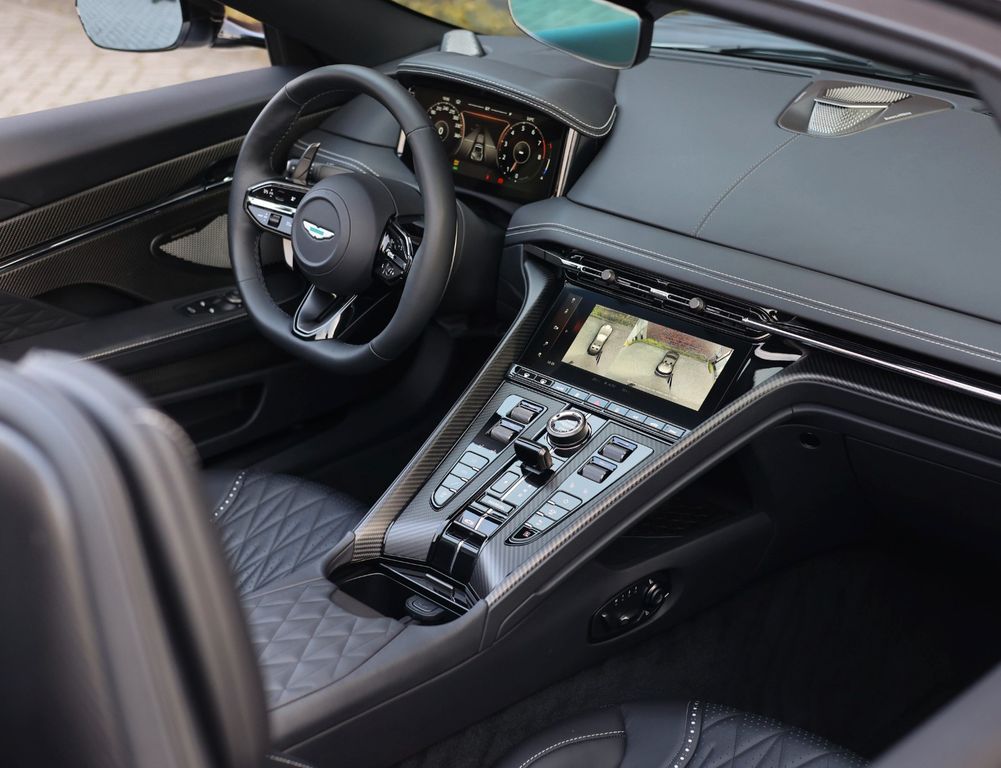 Aston Martin DB12 2024
