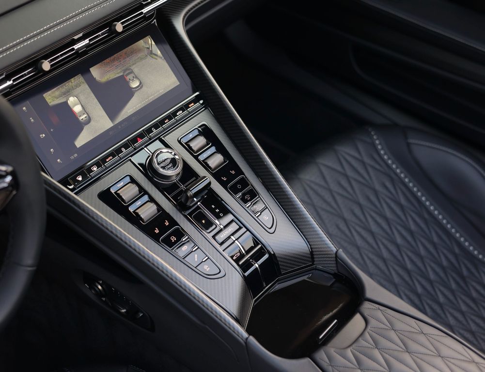 Aston Martin DB12 2024