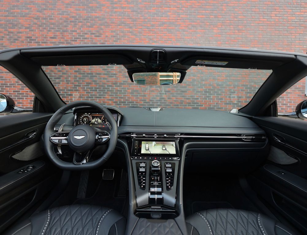 Aston Martin DB12 2024