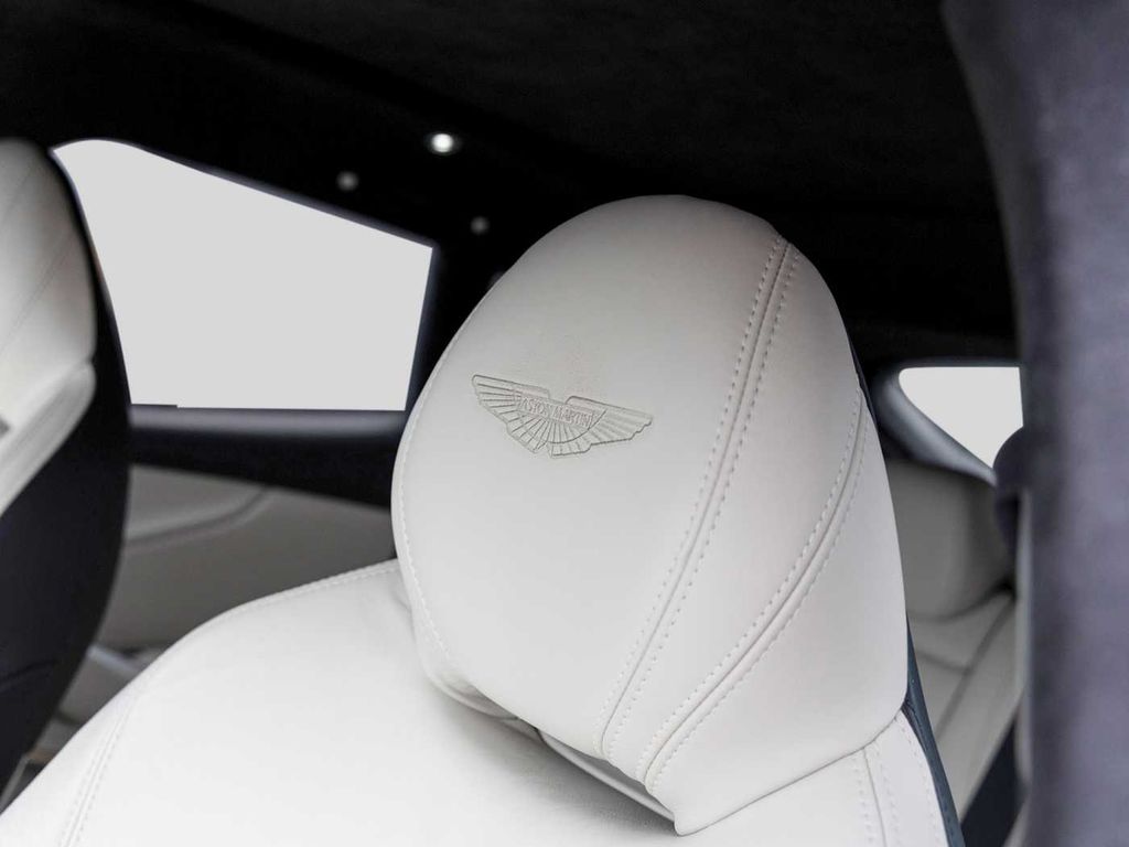 Aston Martin DBX 2021