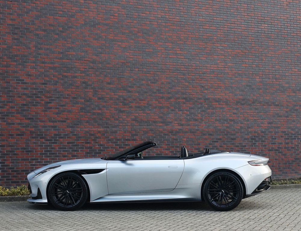 Aston Martin DB12 2024