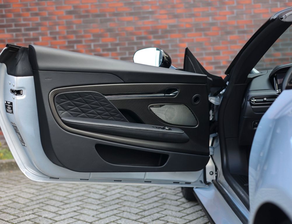 Aston Martin DB12 2024