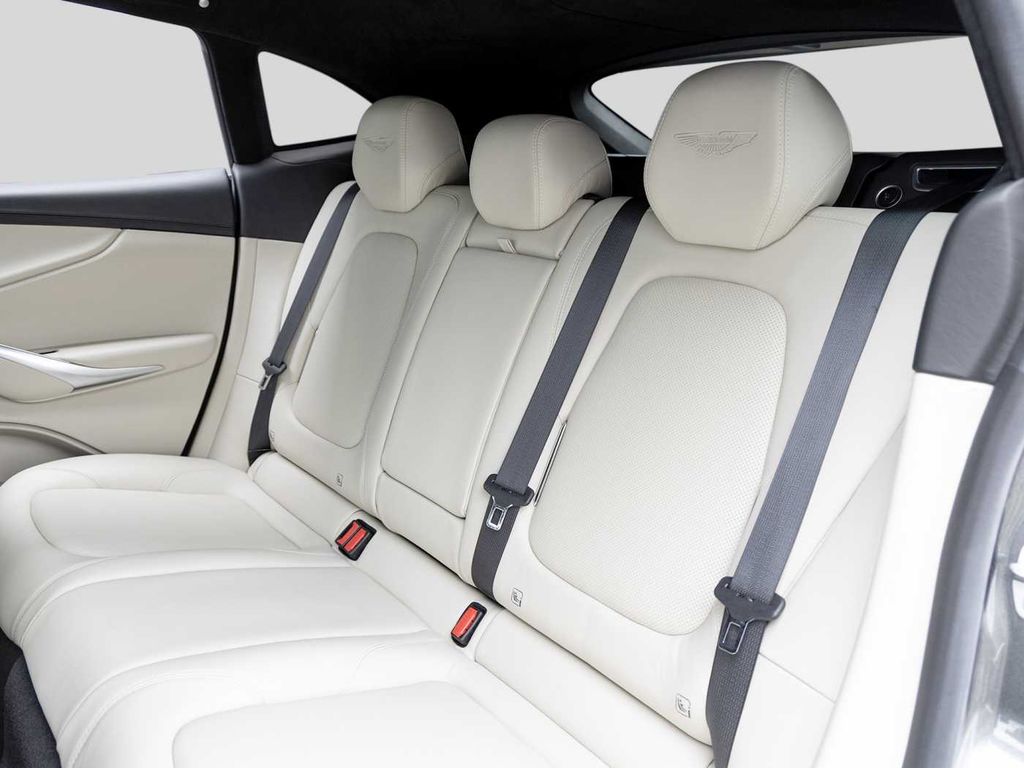 Aston Martin DBX 2021