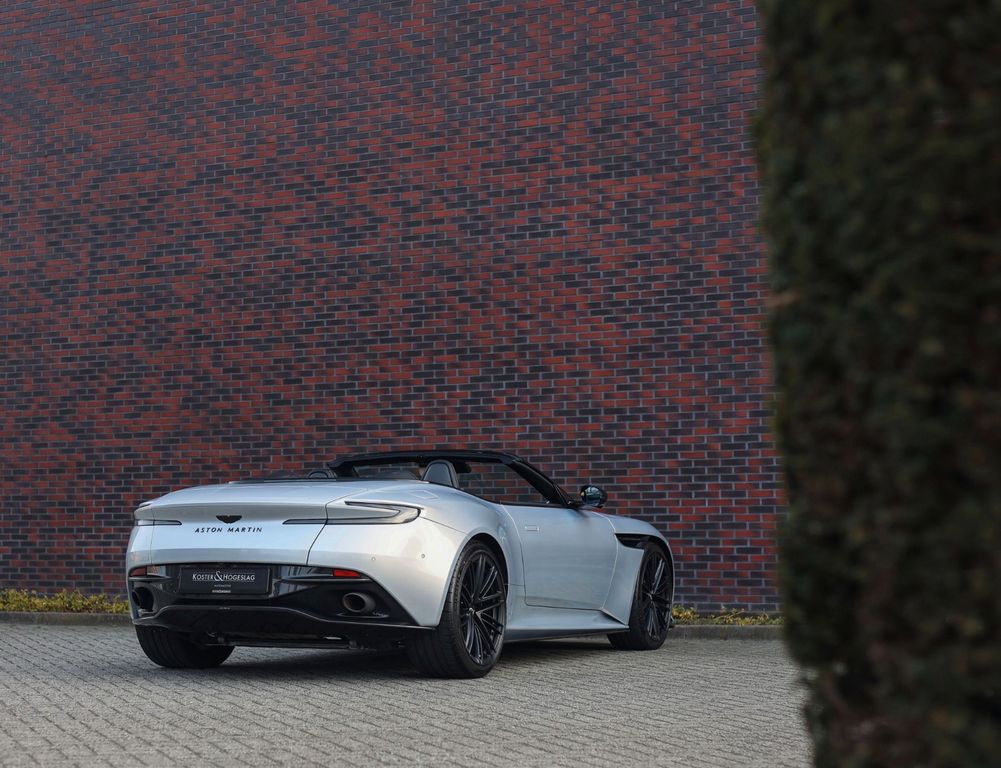 Aston Martin DB12 2024