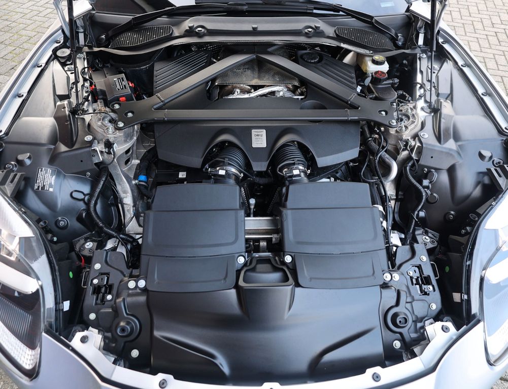 Aston Martin DB12 2024