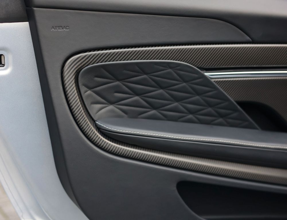 Aston Martin DB12 2024