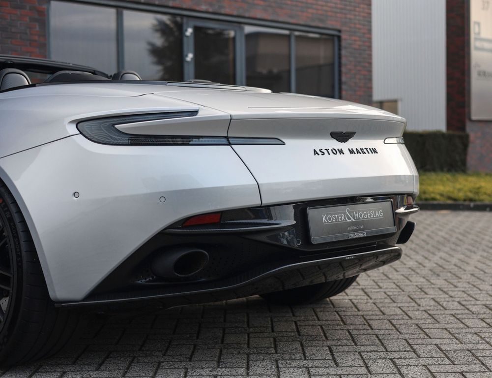 Aston Martin DB12 2024