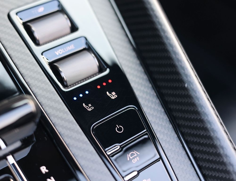 Aston Martin DB12 2024