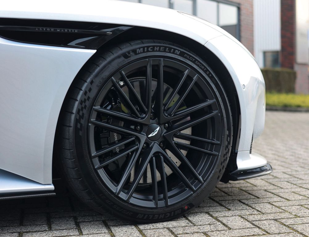 Aston Martin DB12 2024