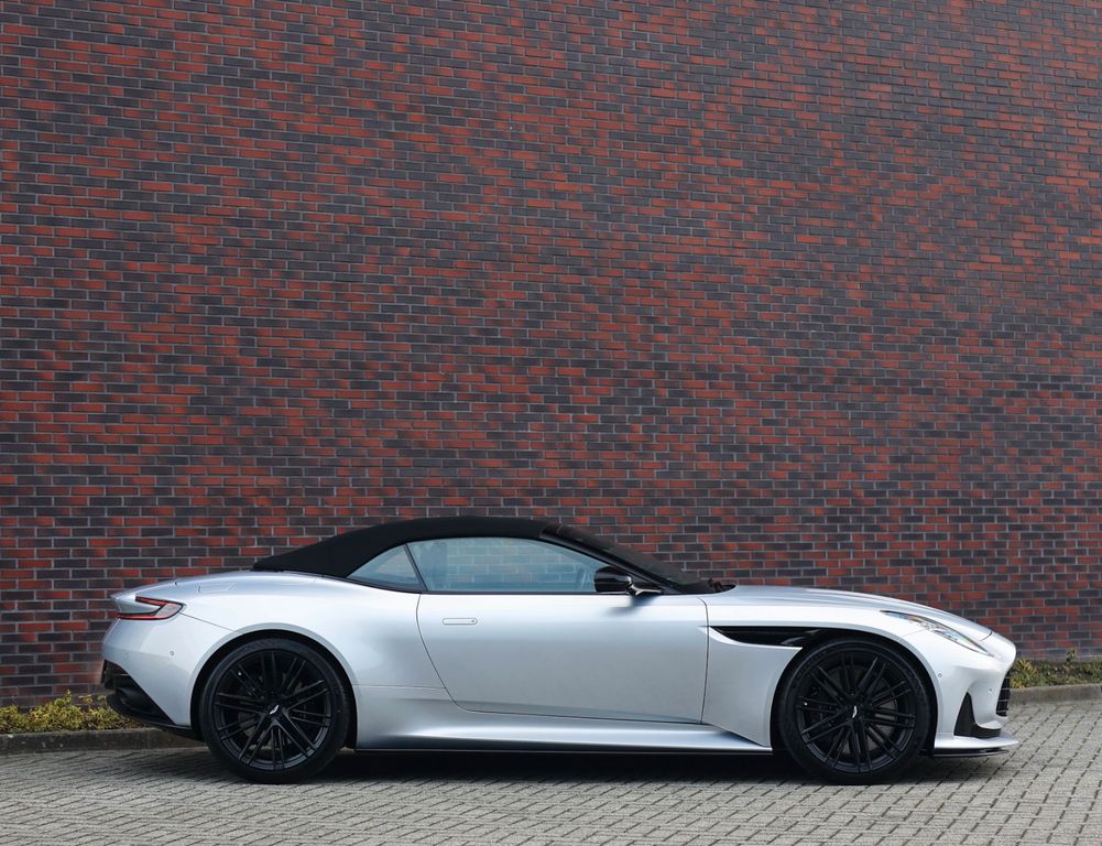 Aston Martin DB12 2024