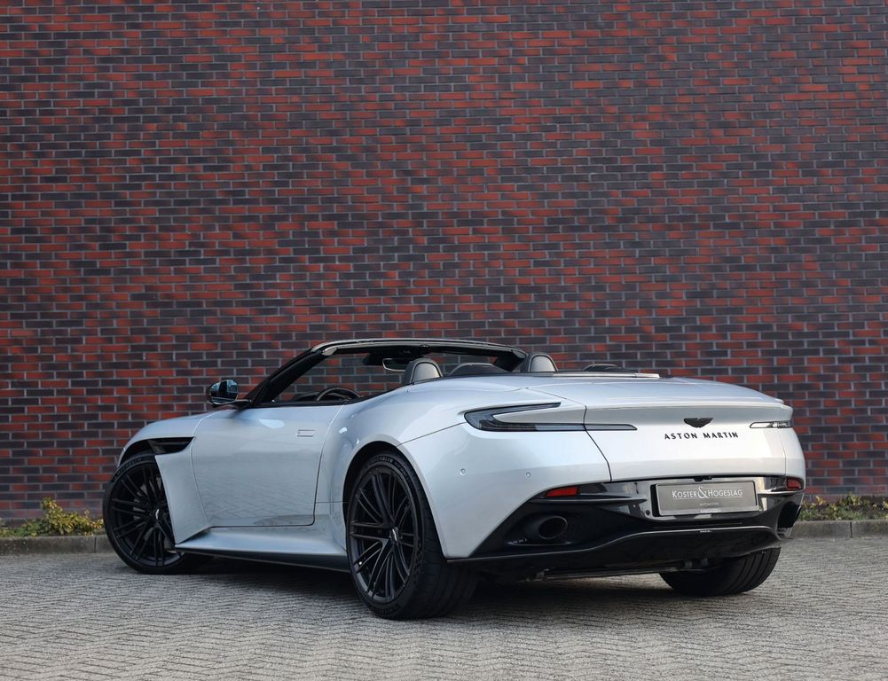 Aston Martin DB12 2024