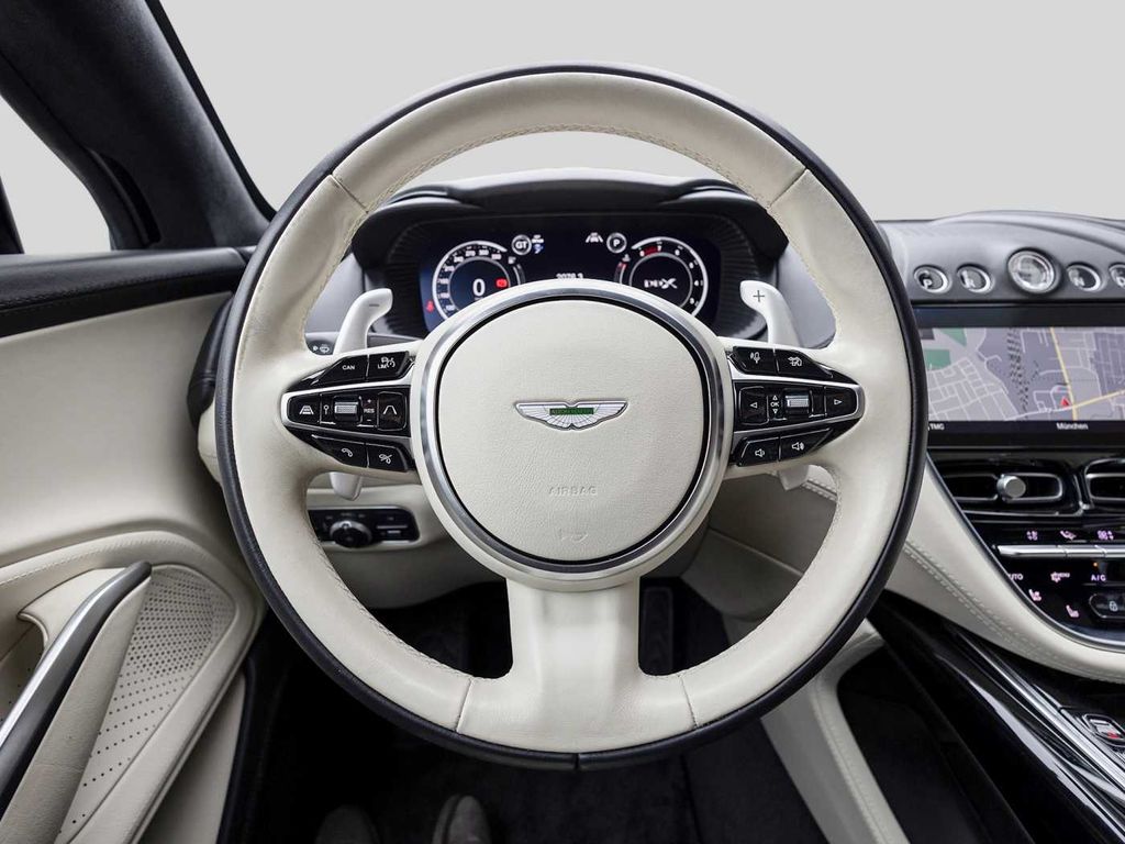 Aston Martin DBX 2021