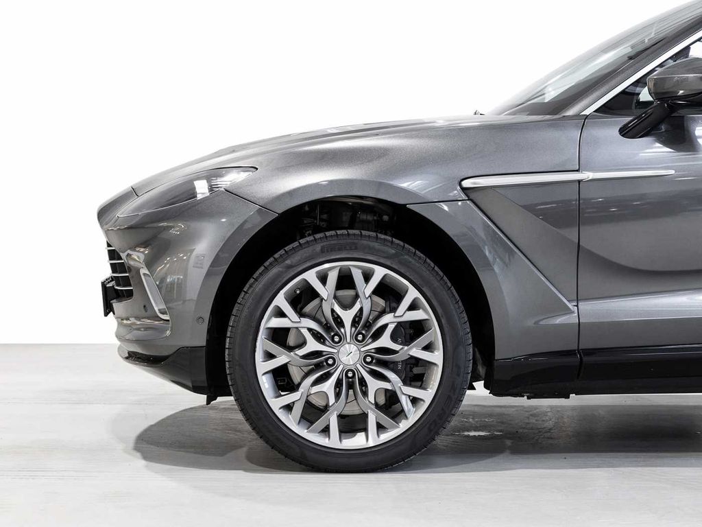 Aston Martin DBX 2021