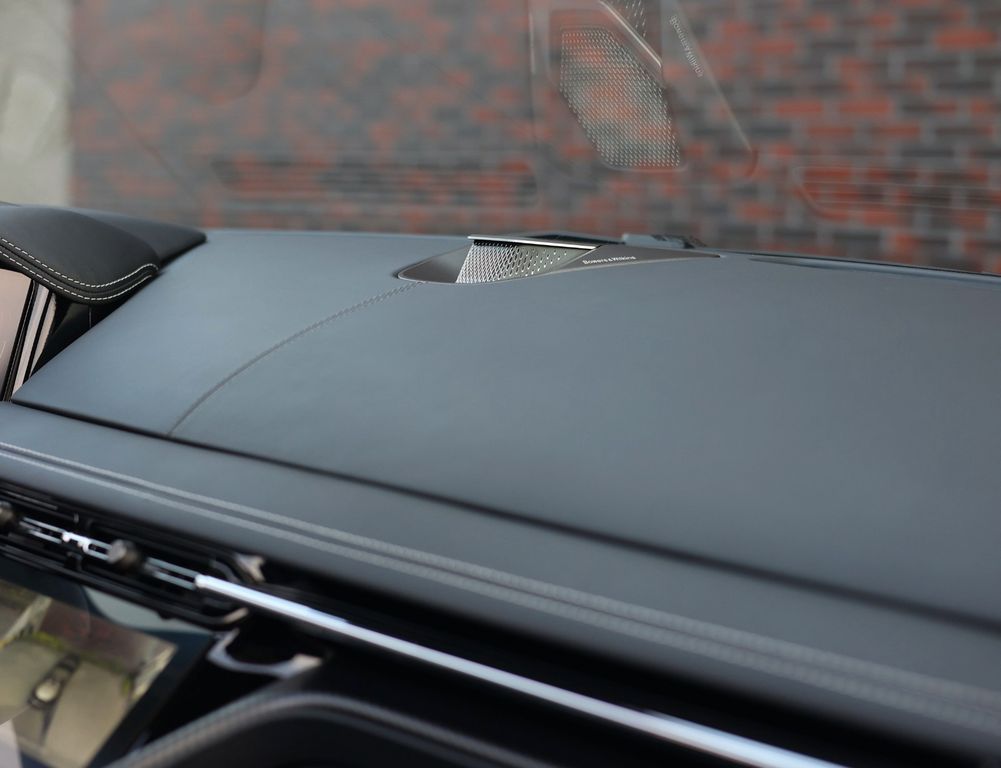 Aston Martin DB12 2024