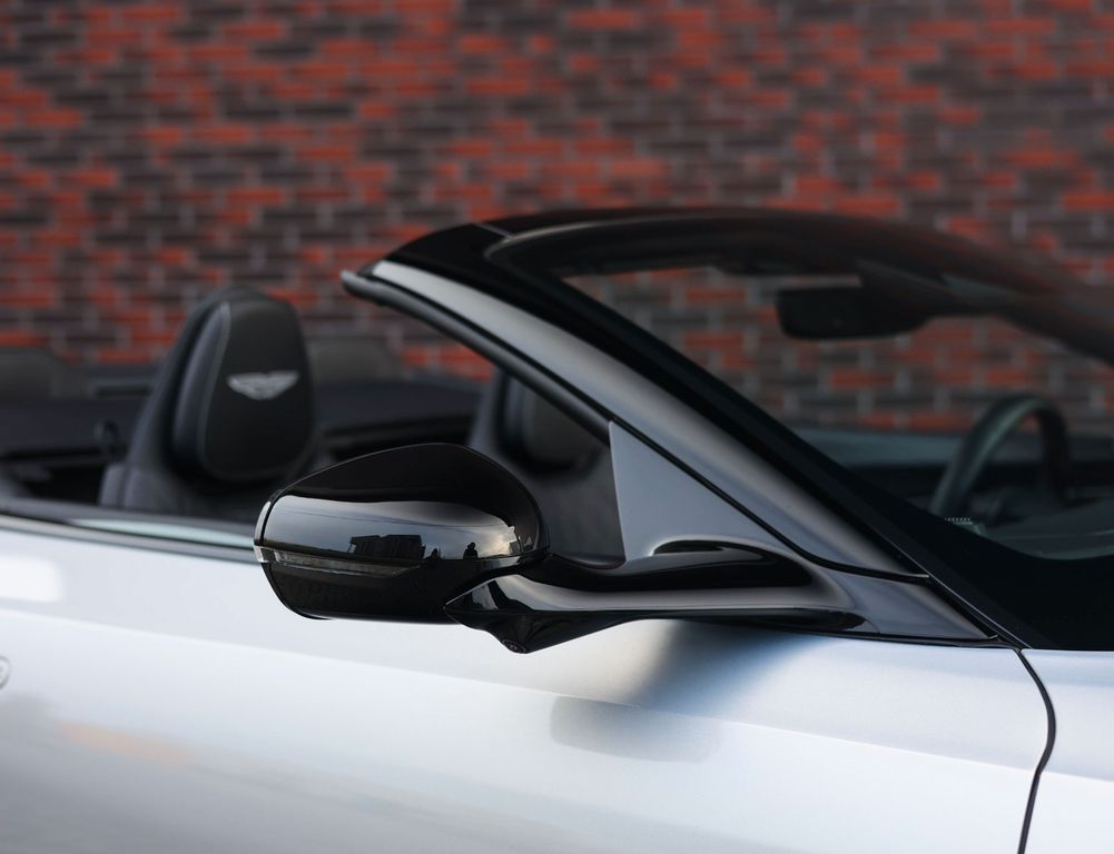 Aston Martin DB12 2024